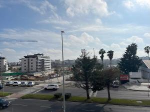 un estacionamiento con autos estacionados en un estacionamiento en Pensión Galicia, en Badajoz