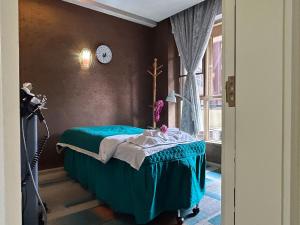 um quarto com uma cama com um cobertor verde em Annie 公寓-2602 em Kunming