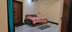 1 dormitorio con 1 cama y ventilador de techo en Ghar Of Arambol, en Old Goa