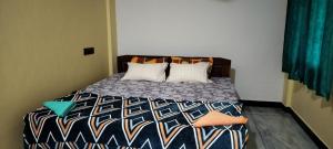 una cama con almohadas en una habitación en Ghar Of Arambol, en Old Goa