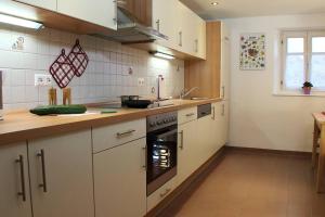 O bucătărie sau chicinetă la Ferienwohnung Alte Hütte