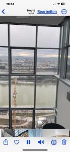 uma vista de uma grande janela num aeroporto em Austria Center Uno City rooms and capsules em Viena