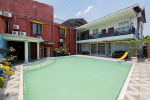 an empty swimming pool in front of a building at RedDoorz Syariah at Jalan Sunan Giri Tuban in Tuban