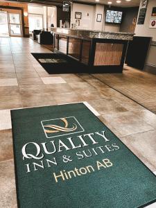 - un hall avec un tapis de bienvenue à l'étage dans l'établissement Quality Inn & Suites, à Hinton