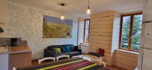 a living room with a table and a couch at Appartement familial T3 avec sauna 8 personnes in Eaux-Bonnes