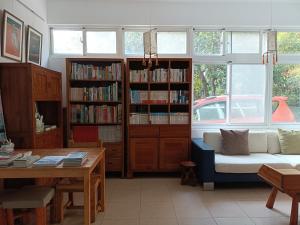 salon z kanapą i półkami na książki w obiekcie Rachels Inn w mieście Tongluo