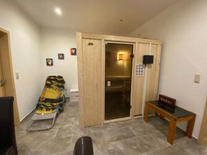 Zimmer mit einem Holzschrank und einem Stuhl in der Unterkunft Felsenmühle Neuleiningen in Neuleiningen