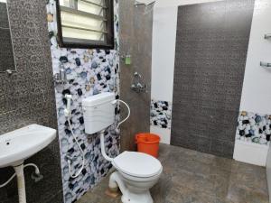 La salle de bains est pourvue de toilettes, d'un lavabo et d'une douche. dans l'établissement Friendlystay - An Home Stay And Elite, à Chennai