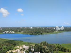 une vue aérienne sur une grande étendue d'eau dans l'établissement Aquavista lake view apartment, à Trivandrum