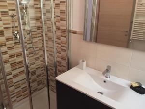 W łazience znajduje się umywalka i prysznic. w obiekcie Mario Al Borgo w mieście San Benedetto del Tronto