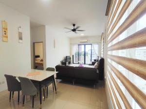 - un salon avec un canapé et une table dans l'établissement Gem Suites Minimalist 2BR 4beds Entire Apartment, à Kuching