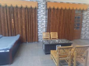 un patio con 2 sillas, 1 cama y 1 mesa en Sita Chalet Manali en Manāli
