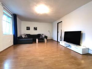 TV a/nebo společenská místnost v ubytování Elements Apartments & Katerina