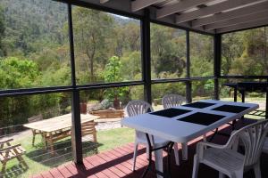 a screened in porch with a table and chairs at Mirra Minga in Kevington