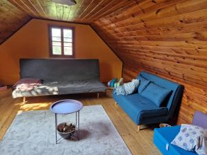 sala de estar con sofá y mesa en Uriges Bauernhaus in den Bergen, 