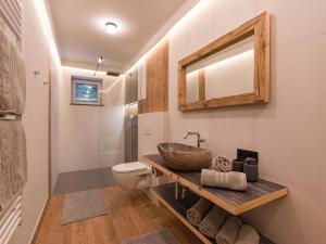 ein Bad mit einem Waschbecken und einem WC in der Unterkunft Appartementhaus Bambi in Ellmau