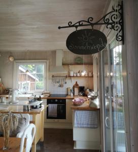 uma cozinha com um grande lustre pendurado no tecto em Countryhouse Lake Attersee - Sauna, Kamin, Seeblick em Unterach am Attersee