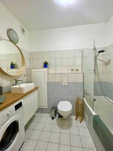 La salle de bains est pourvue de toilettes, d'un lavabo et d'une douche. dans l'établissement #Klauzál11#Design Apartment #2BDRM, à Budapest