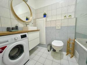 La salle de bains est pourvue d'un lave-linge et de toilettes. dans l'établissement #Klauzál11#Design Apartment #2BDRM, à Budapest