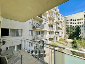 Apartment mit Balkon und Straßenblick in der Unterkunft #Klauzál11#Design Apartment #2BDRM in Budapest