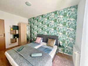 Schlafzimmer mit einem Bett mit einer grünen und weißen Tapete in der Unterkunft #Klauzál11#Design Apartment #2BDRM in Budapest
