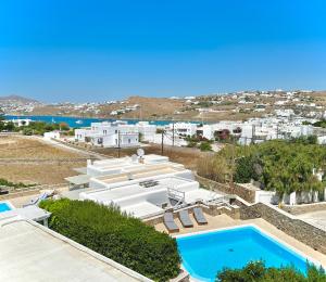 eine Luftaufnahme einer Villa mit Swimmingpool in der Unterkunft Grace Villa Mykonos in Mykonos Stadt