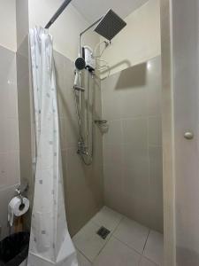 y baño con ducha y cortina de ducha. en Elane's Staycation -Mezza 2 1 br, en Manila