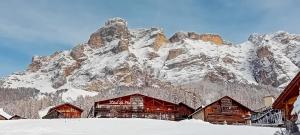 Nespecifikovaný výhled na hory nebo výhled na hory při pohledu z hotelu