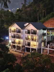 una imagen de un edificio por la noche en MUNNAR MISTY BLOW, en Munnar