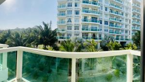 uma varanda com vista para um grande edifício em Căn hộ Ocean Vista 1br Garden View - SeaHome em Phan Thiet