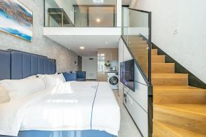 Een bed of bedden in een kamer bij BORUISI Plaza Residence Apartment - Shenzhen Futian Convention & Exhibition Center