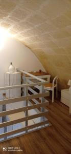 eine weiße Treppe in einem Zimmer mit einer Decke in der Unterkunft Suite per famiglie"Civico 65" in Palagianello