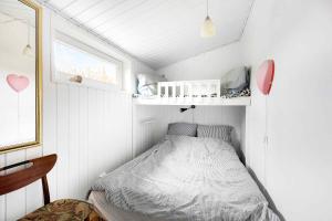 Un pat sau paturi într-o cameră la Cozy witchs House With Fjord View