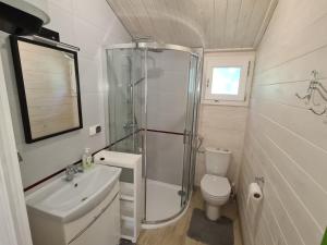 a bathroom with a shower and a toilet and a sink at Domki Przy Marinie Wapnica 6 km od Międzyzdrojów in Wapnica +29 photos