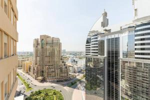 une vue aérienne sur une ville avec de grands bâtiments dans l'établissement Beautiful 1BR Apt with city views at silicon Dubai, à Dubaï