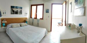 - une chambre avec un grand lit dans l'établissement Casa vacanze Romax San Vito Lo Capo, à San Vito Lo Capo