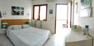 サン・ヴィート・ロ・カーポにあるCasa vacanze Romax San Vito Lo Capoのベッドルーム1室(大型ベッド1台付)