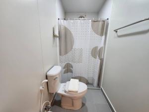 un baño con inodoro y ducha en Phusira ภูศิรา กาญจนบุรี, en Ban Tha Kilen (1)