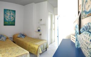 サン・ヴィート・ロ・カーポにあるCasa vacanze Romax San Vito Lo Capoのベッド2台と窓が備わる客室です。