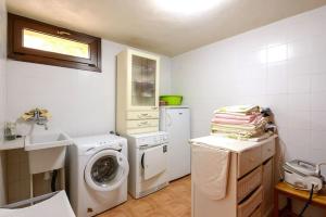 クディレロにあるLa Casinaの洗濯機と洗濯機付きのランドリールーム