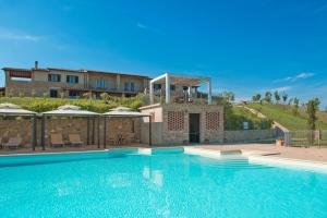 uma villa com piscina em frente a uma casa em Agriturismo Pompilia em Villamagna