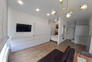 un soggiorno con TV e divano di ApartPlus - Затишні апартаменти a Dnipro