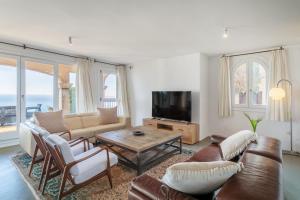 uma sala de estar com mobiliário de couro e uma televisão em Almela's em Santa Pola