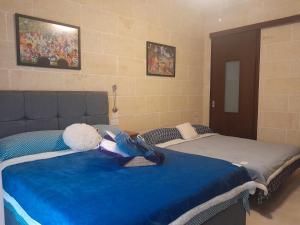 Dos camas con ositos de peluche en una habitación en C'Est La Vie, en Xagħra