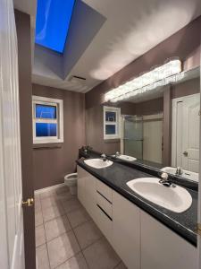 a bathroom with two sinks and a blue ceiling at Comfortable Utopia B&B in Richmond