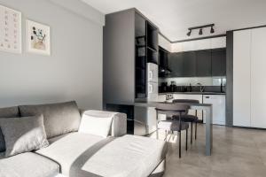 sala de estar con sofá y mesa en Luminous Flat 7 min to Arcadium Mall in Ankara en Ankara