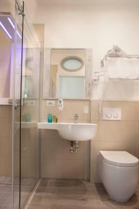 A bathroom at Daniel Apartments