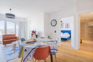 ein Esszimmer und ein Wohnzimmer mit einem Tisch und Stühlen in der Unterkunft La Porte Bleue - Charmant appt in Marseille