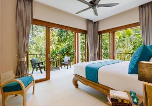 a bedroom with a bed and a balcony at Aspire Villas in Salad Beach