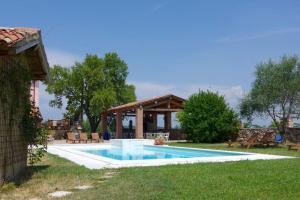 Bazén v ubytování Agriturismo La Casa Del Mandorlo nebo v jeho okolí